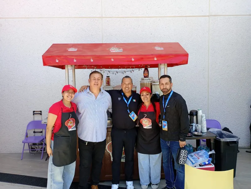 Equipo de Sport Coffee frente a la barra móvil
